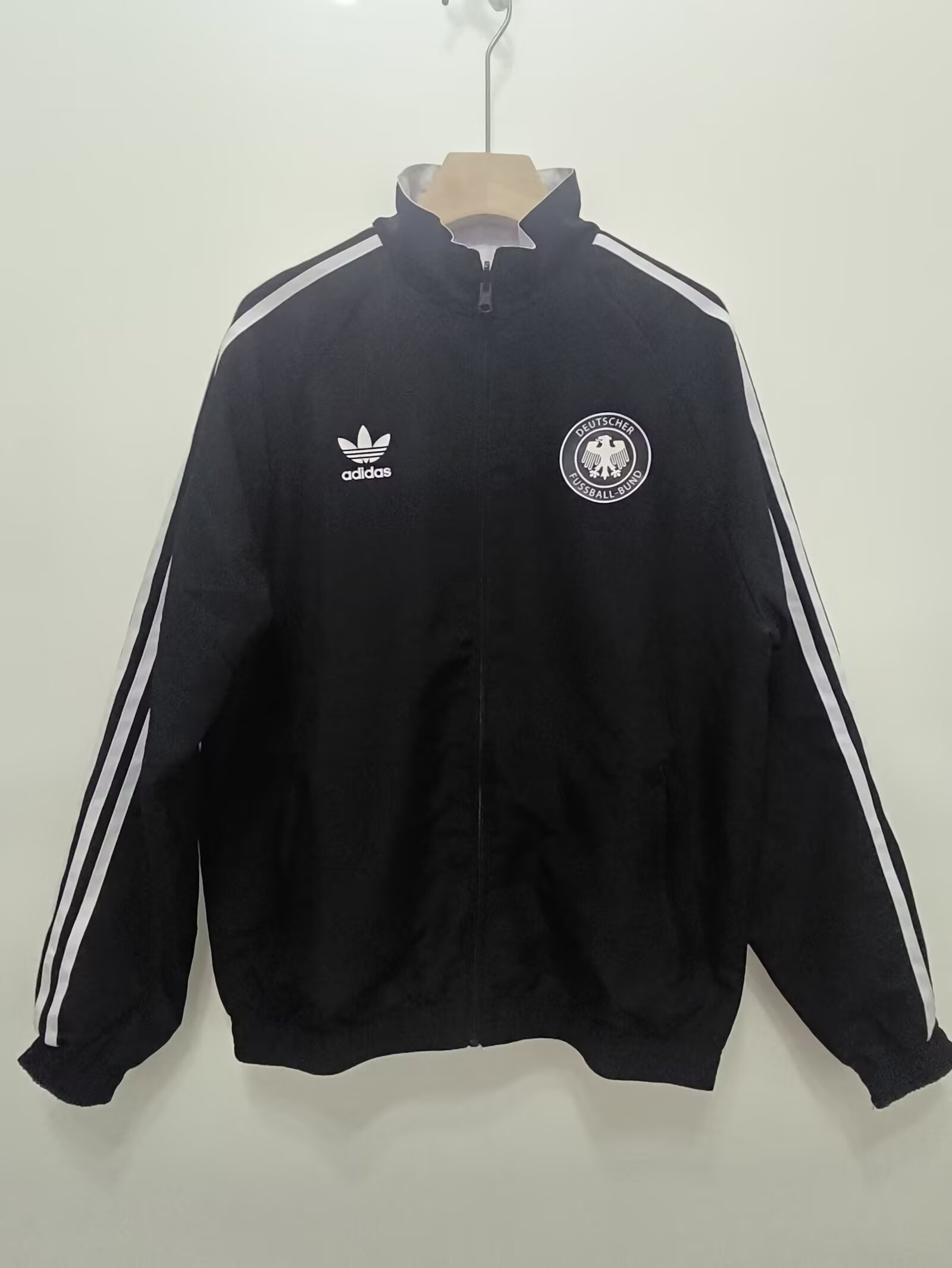 24-25 Germany White & black Double Sided Windbreaker (双面风衣)